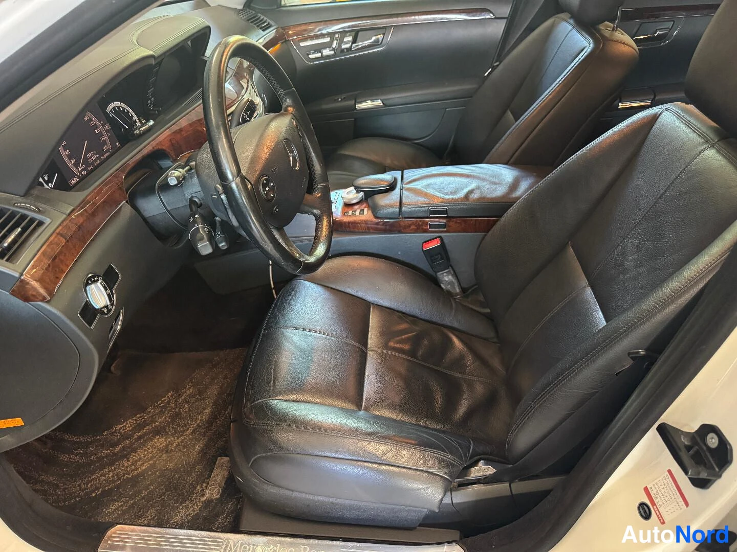 Valkoinen Mercedes-Benz S 2009, ohjaamo, kuva 13