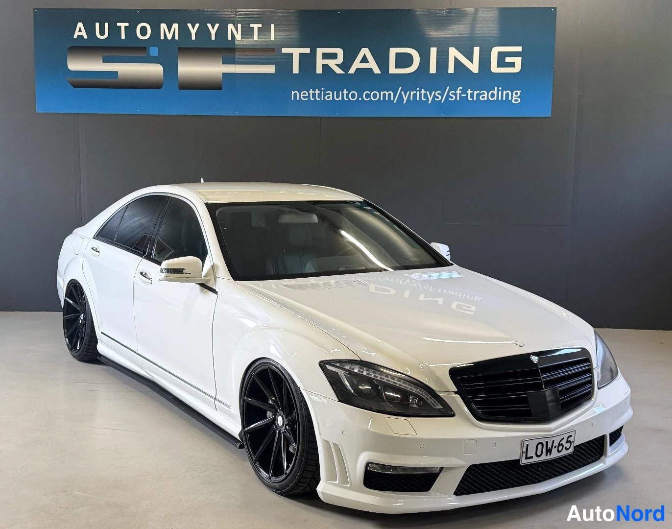 Valkoinen Mercedes-Benz S 2009, etuviisto, keula oikealle, kuva 2