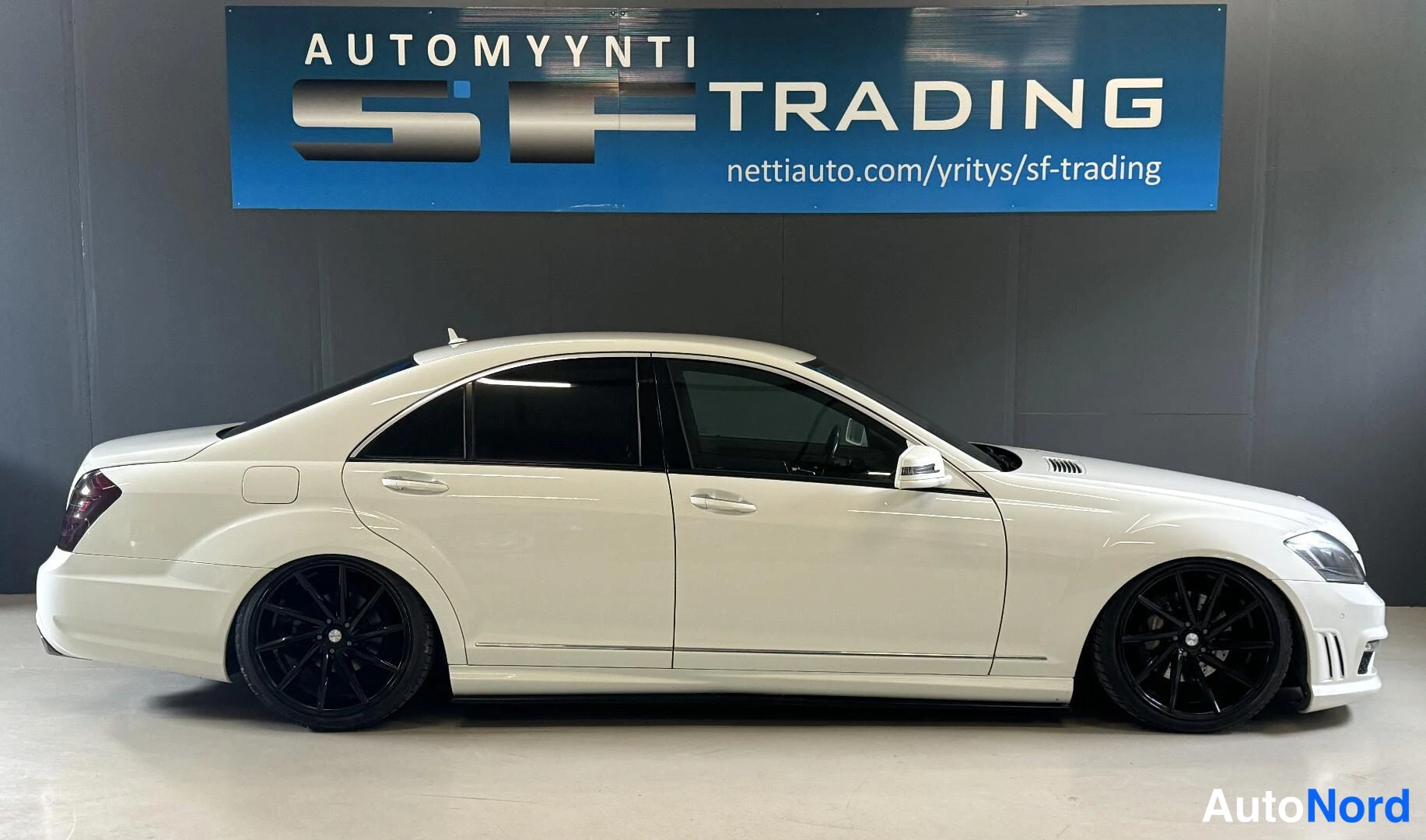 Valkoinen Mercedes-Benz S 2009, etuviisto, keula oikealle, kuva 3