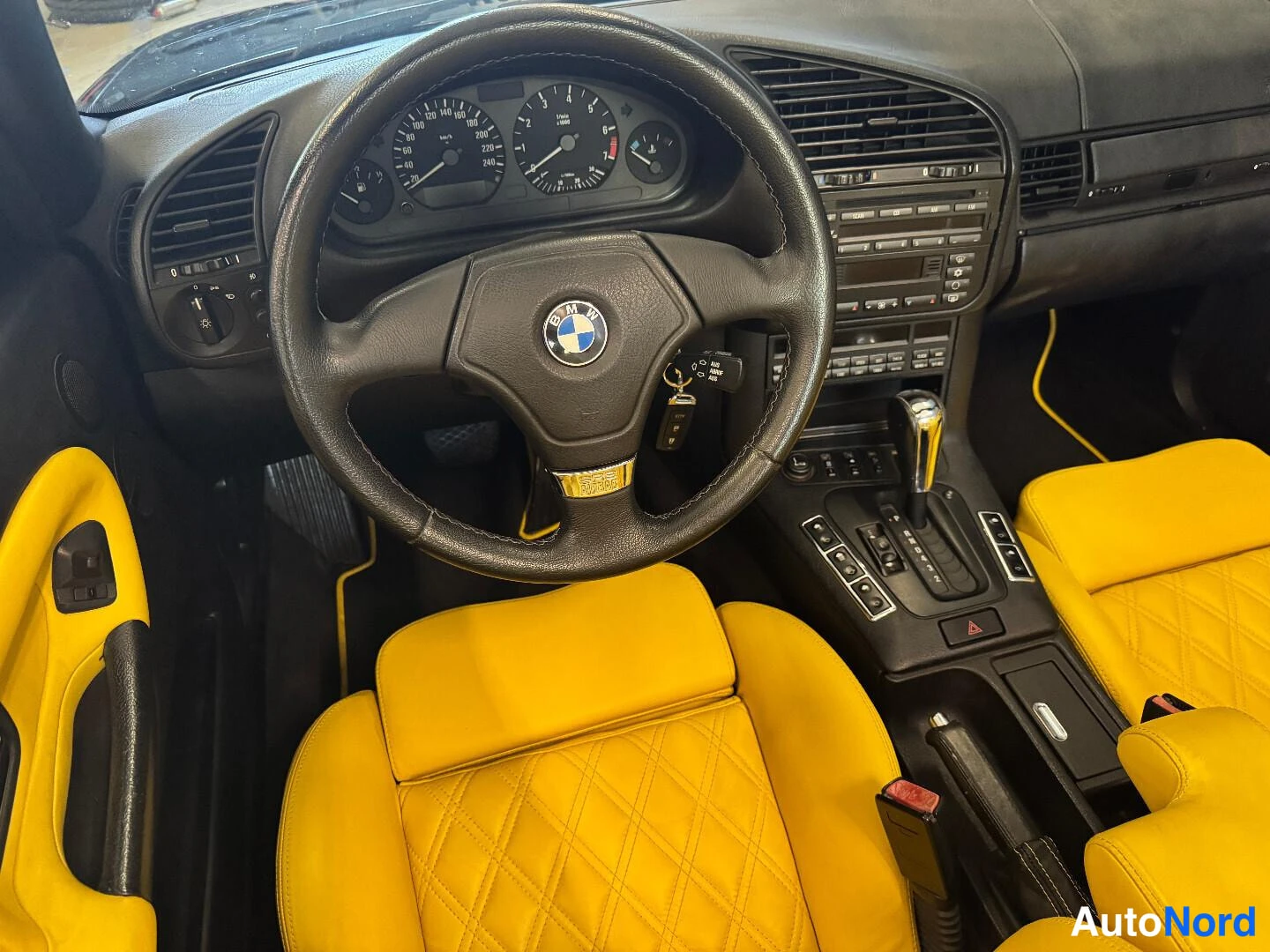Musta BMW 328i 1998, ohjaamo, kuva 17