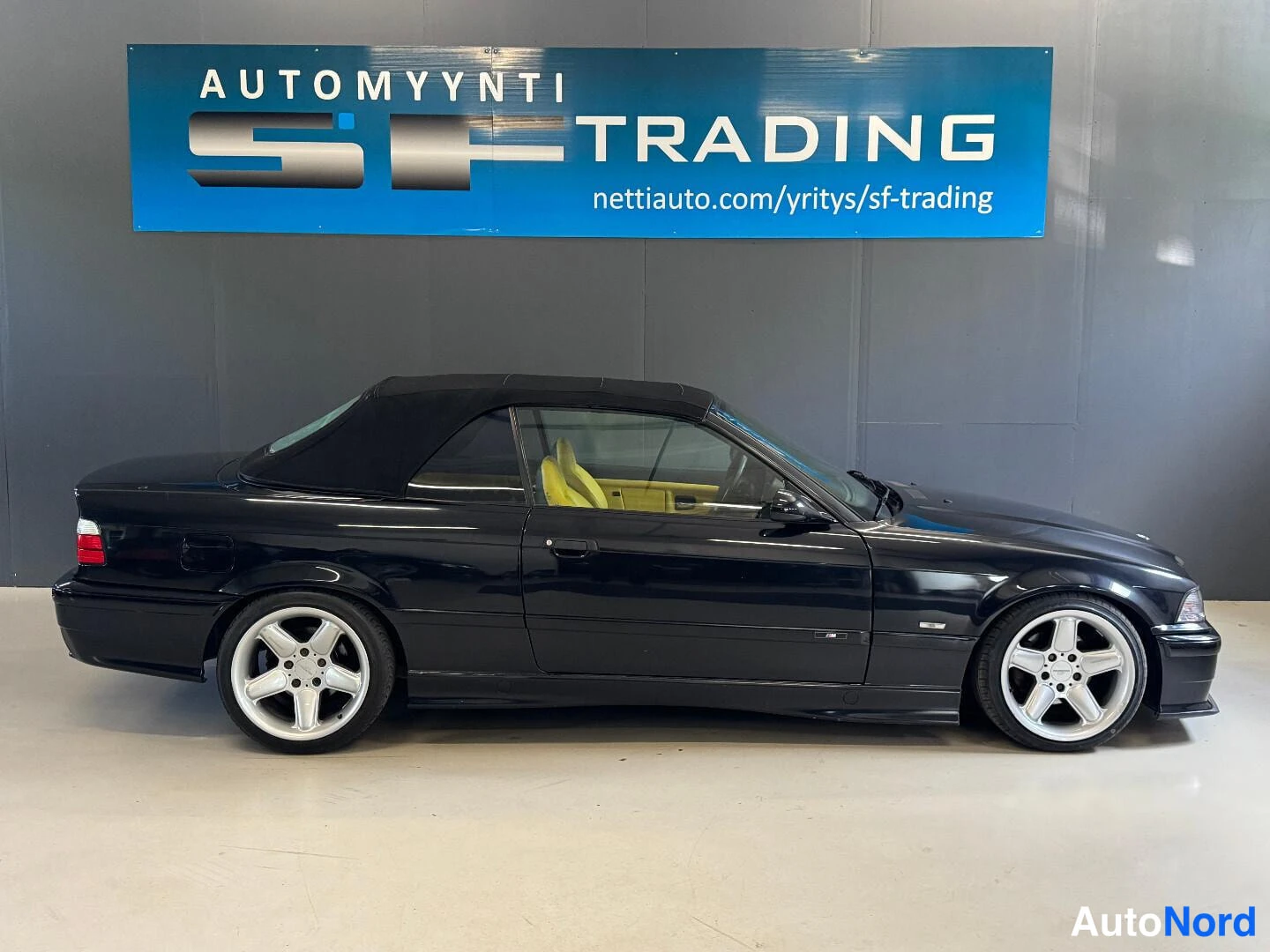 Musta BMW 328i 1998, sivulta, kuva 8