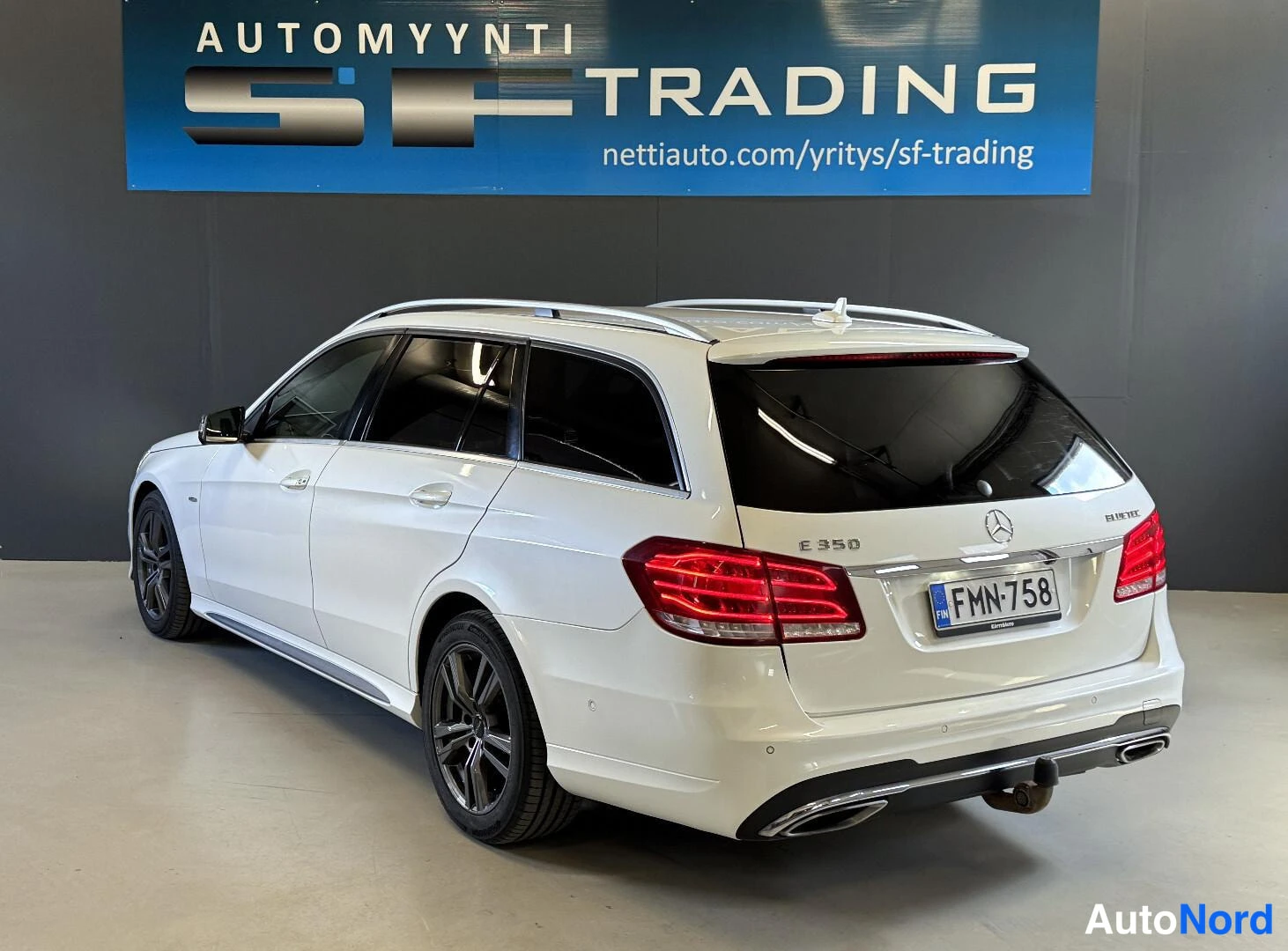 Valkoinen Mercedes-Benz E 2013, takaviisto, kuva 7
