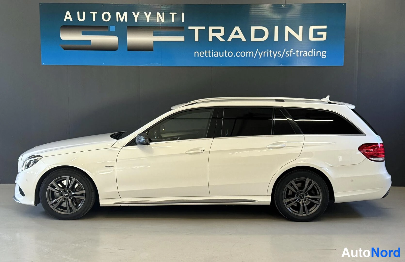 Valkoinen Mercedes-Benz E 2013, sivulta, kuva 6