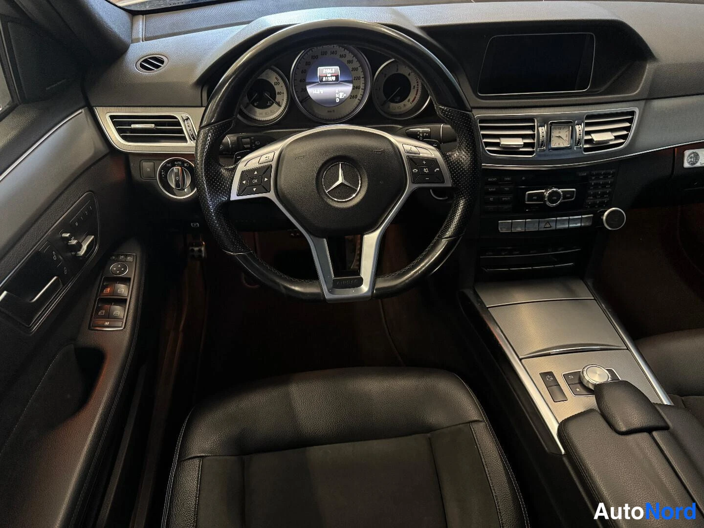 Valkoinen Mercedes-Benz E 2013, ohjaamo, kuva 11