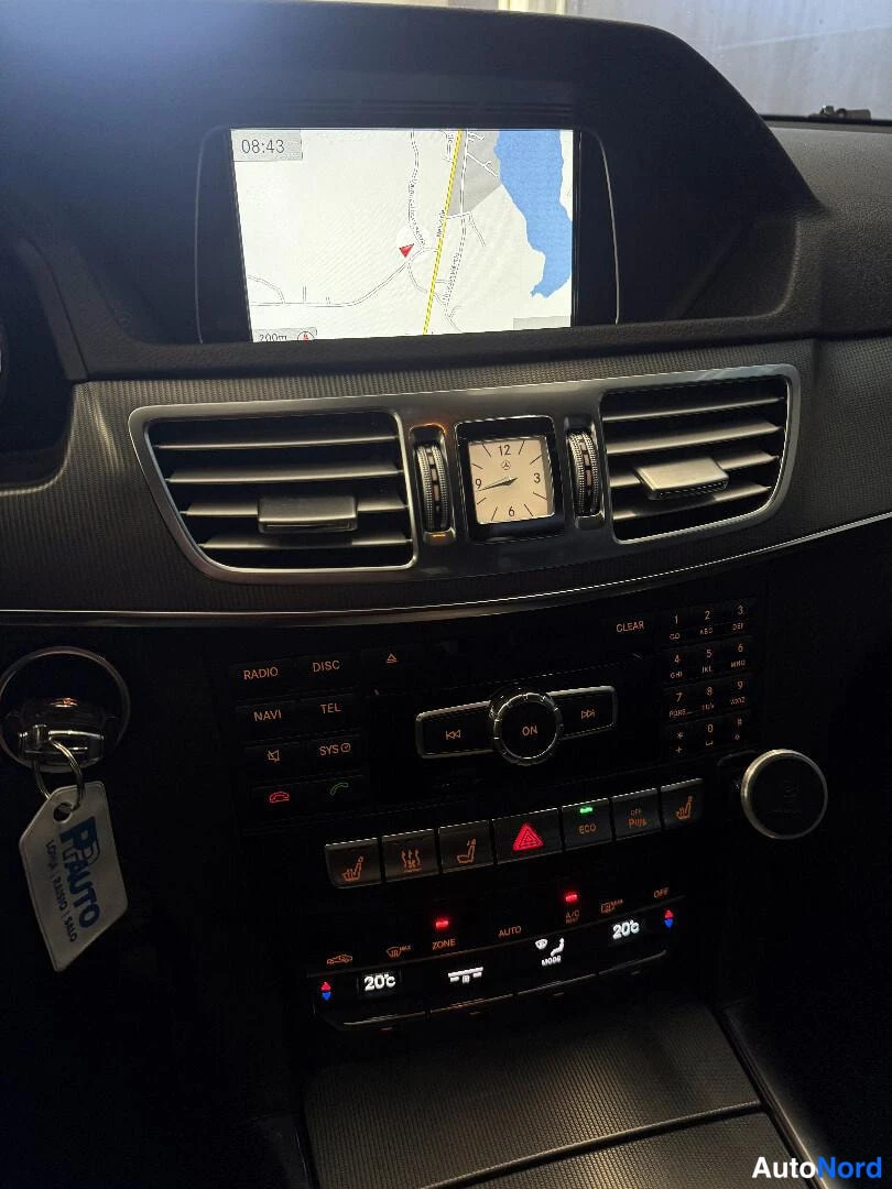 Valkoinen Mercedes-Benz E 2013, ohjaamo, kuva 12