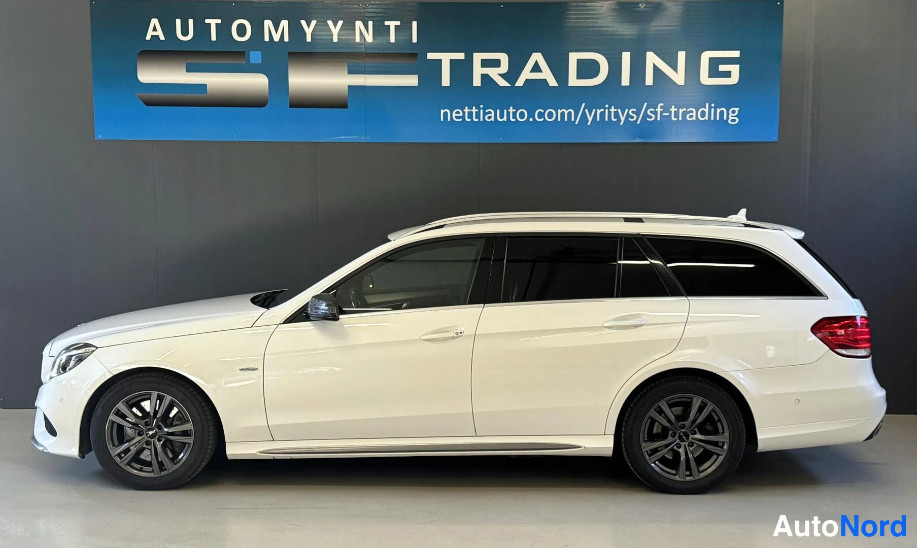 Valkoinen Mercedes-Benz E 2013, etuviisto, keula vasemmalle, kuva 2