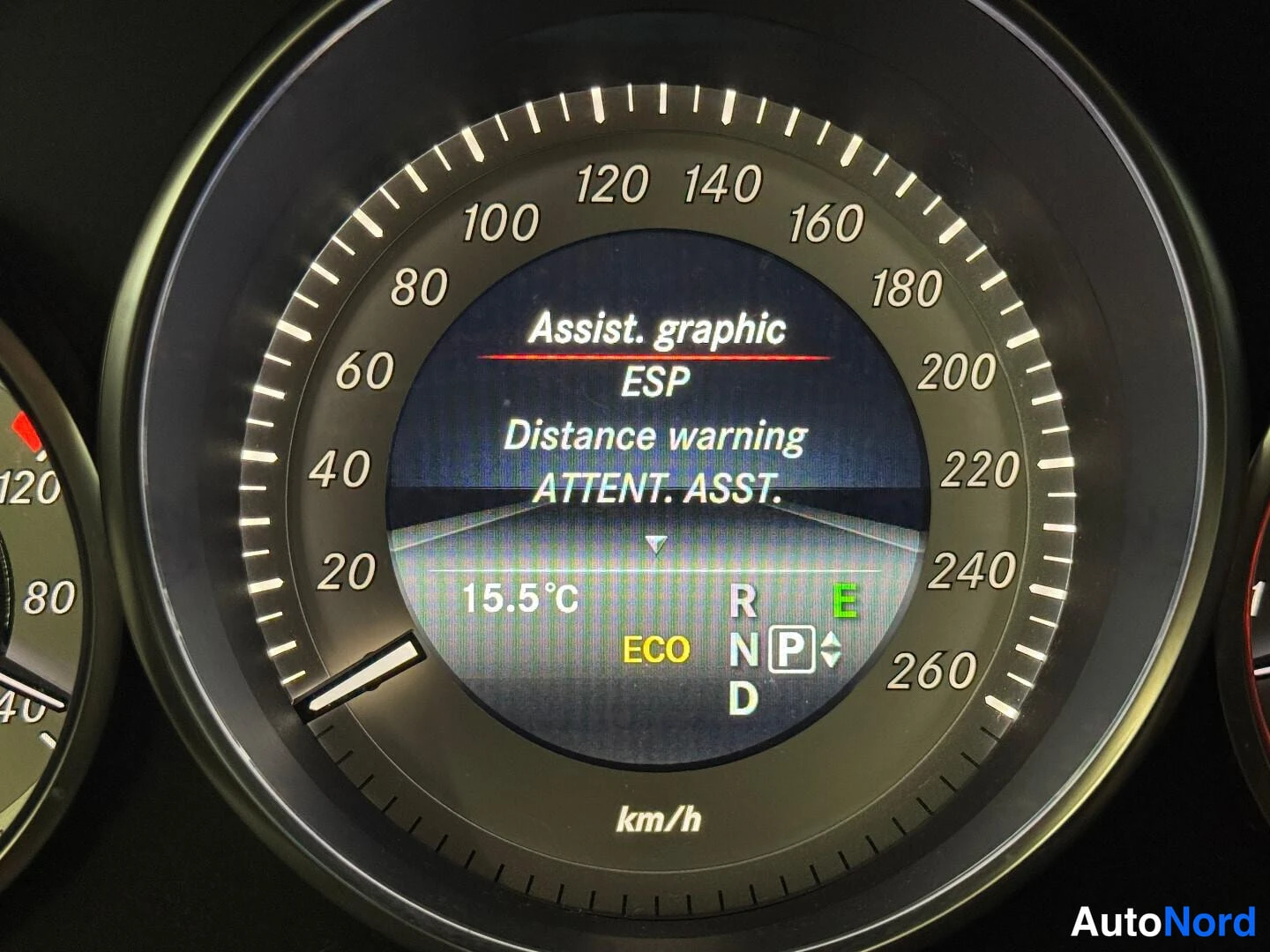 Valkoinen Mercedes-Benz E 2013, yksityiskohta, kuva 24