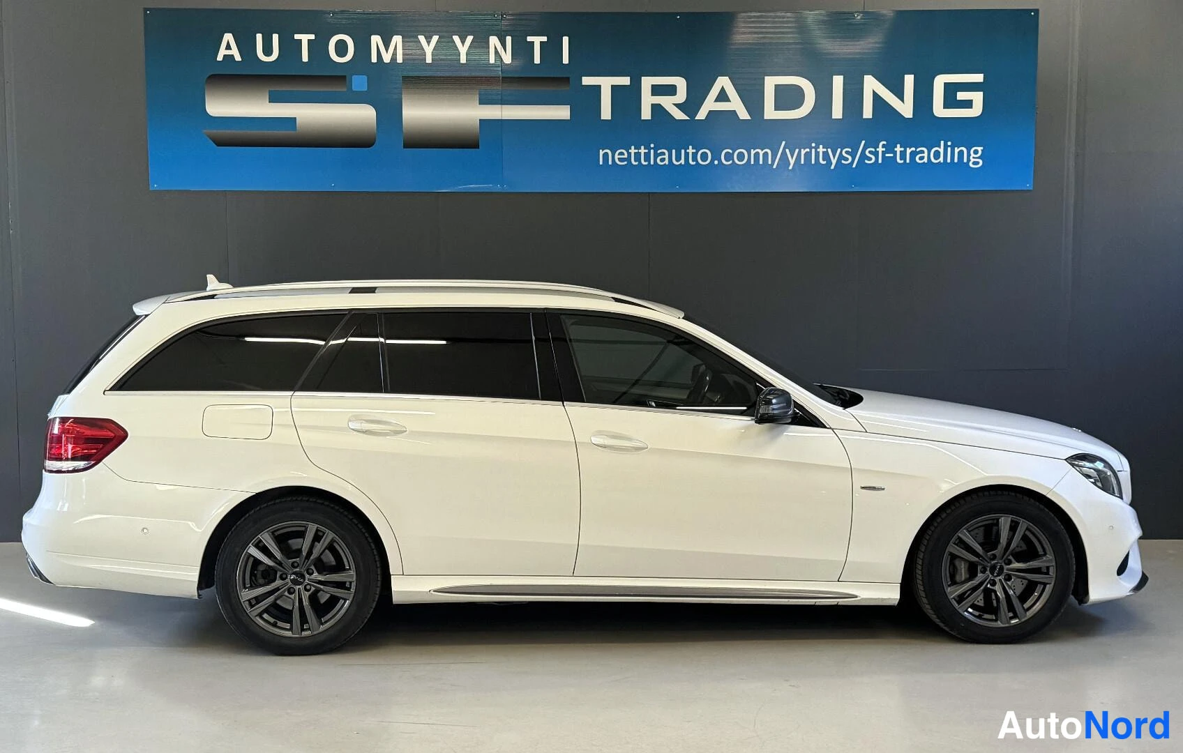 Valkoinen Mercedes-Benz E 2013, sivulta, kuva 5