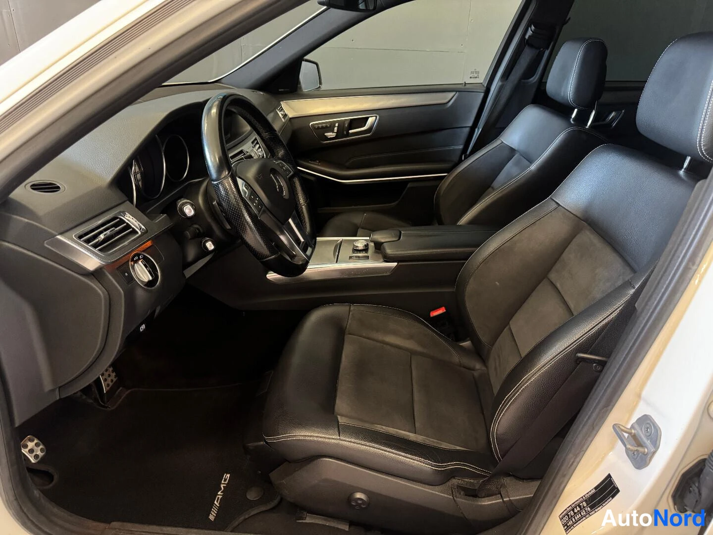 Valkoinen Mercedes-Benz E 2013, ohjaamo, kuva 10