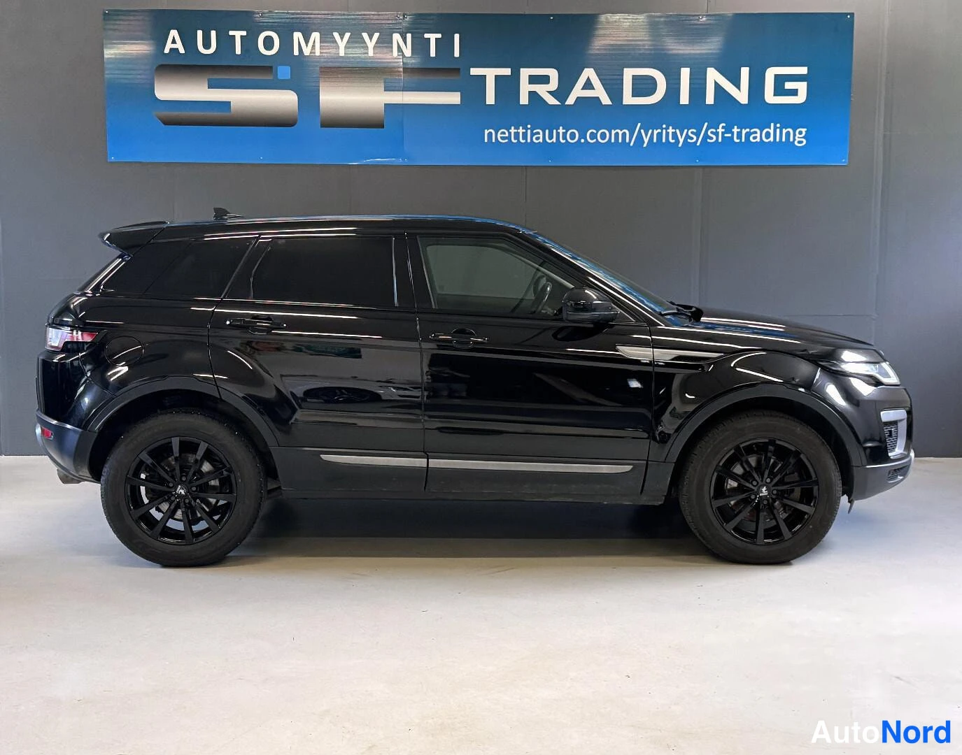 Musta Land Rover Range Rover Evoque 2016, sivulta, kuva 4