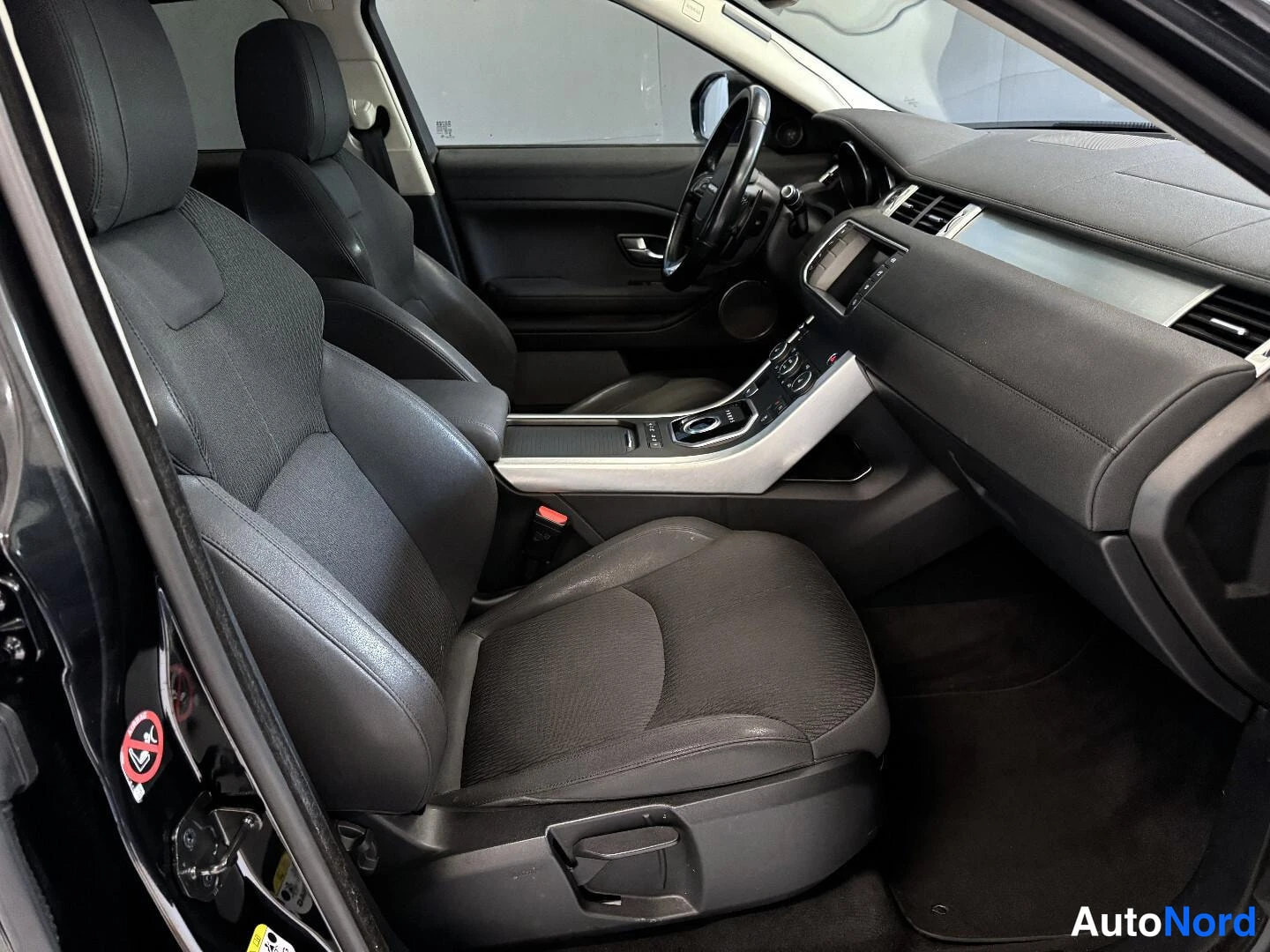 Musta Land Rover Range Rover Evoque 2016, etuistuimet, kuva 12