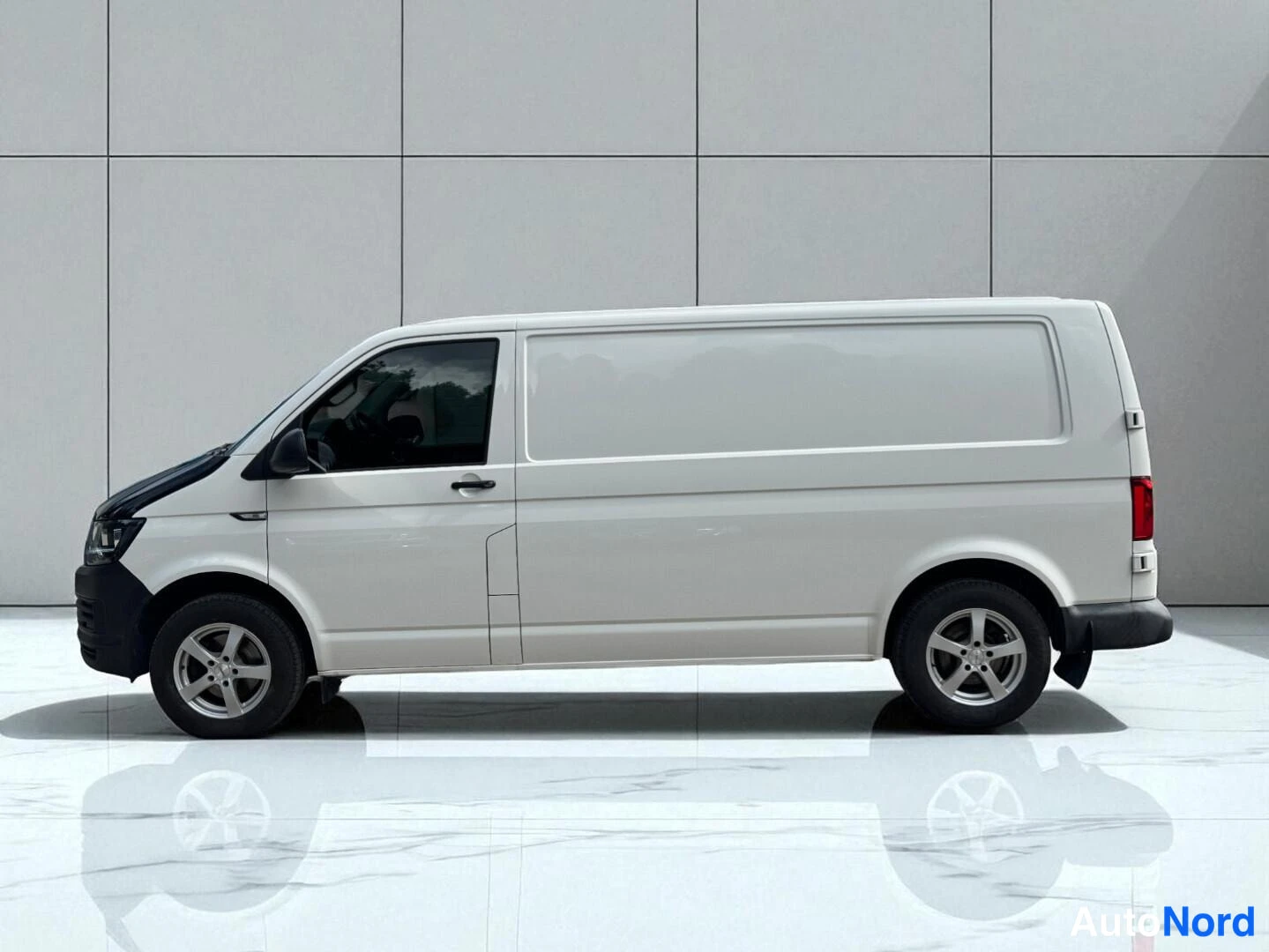Valkoinen Volkswagen Transporter 2019, sivulta, kuva 5