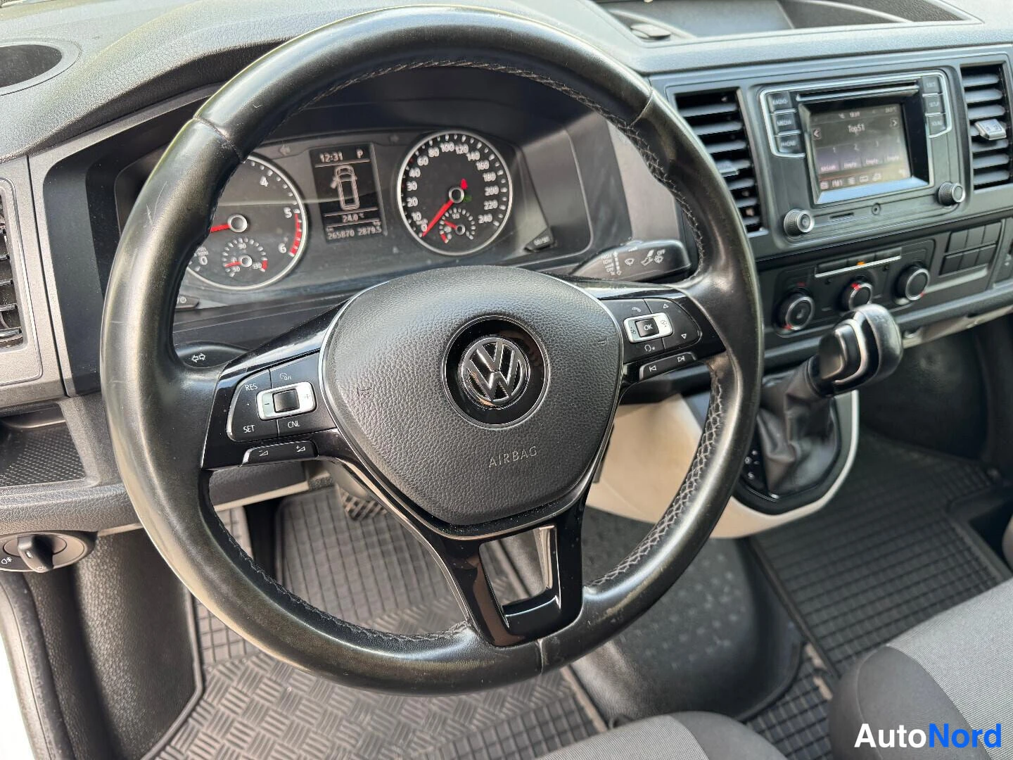 Valkoinen Volkswagen Transporter 2019, yksityiskohta, kuva 16