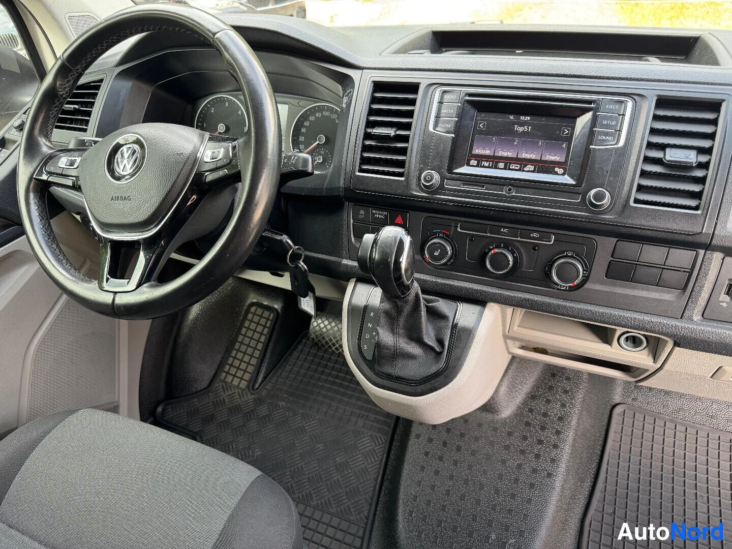 Valkoinen Volkswagen Transporter 2019, ohjaamo, kuva 9