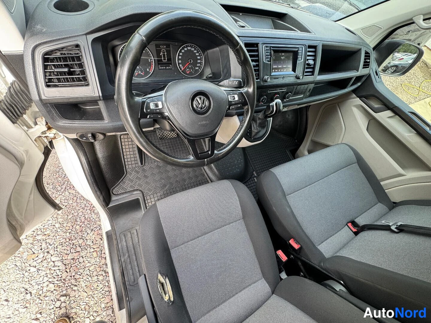 Valkoinen Volkswagen Transporter 2019, ohjaamo, kuva 10
