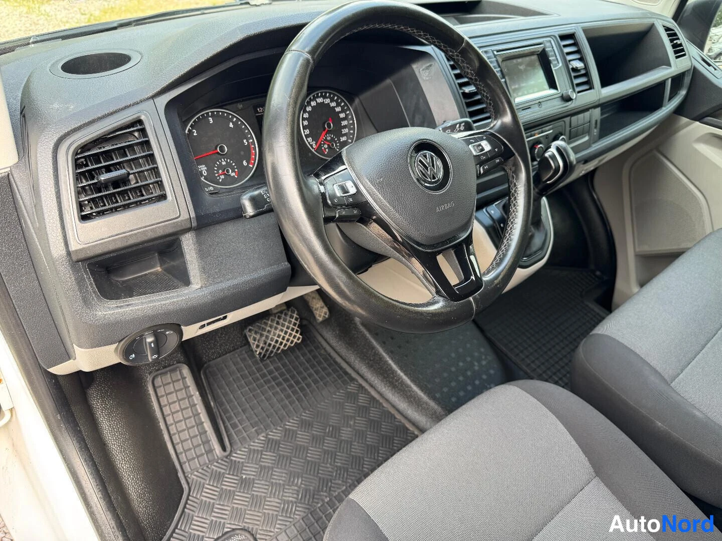 Valkoinen Volkswagen Transporter 2019, ohjaamo, kuva 11