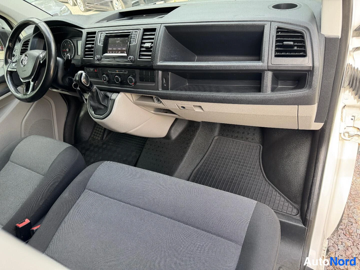 Valkoinen Volkswagen Transporter 2019, ohjaamo, kuva 12
