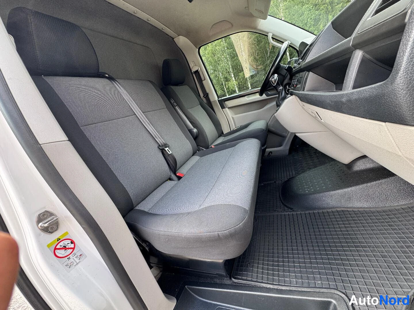 Valkoinen Volkswagen Transporter 2019, etuistuimet, kuva 15
