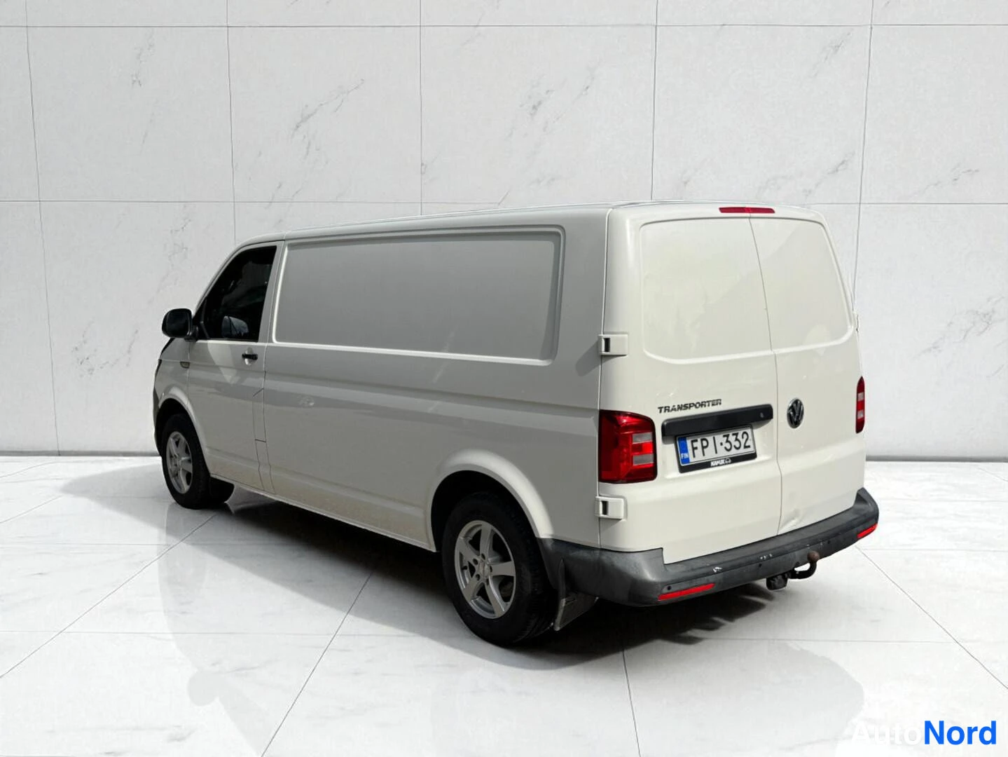 Valkoinen Volkswagen Transporter 2019, takaviisto, kuva 6