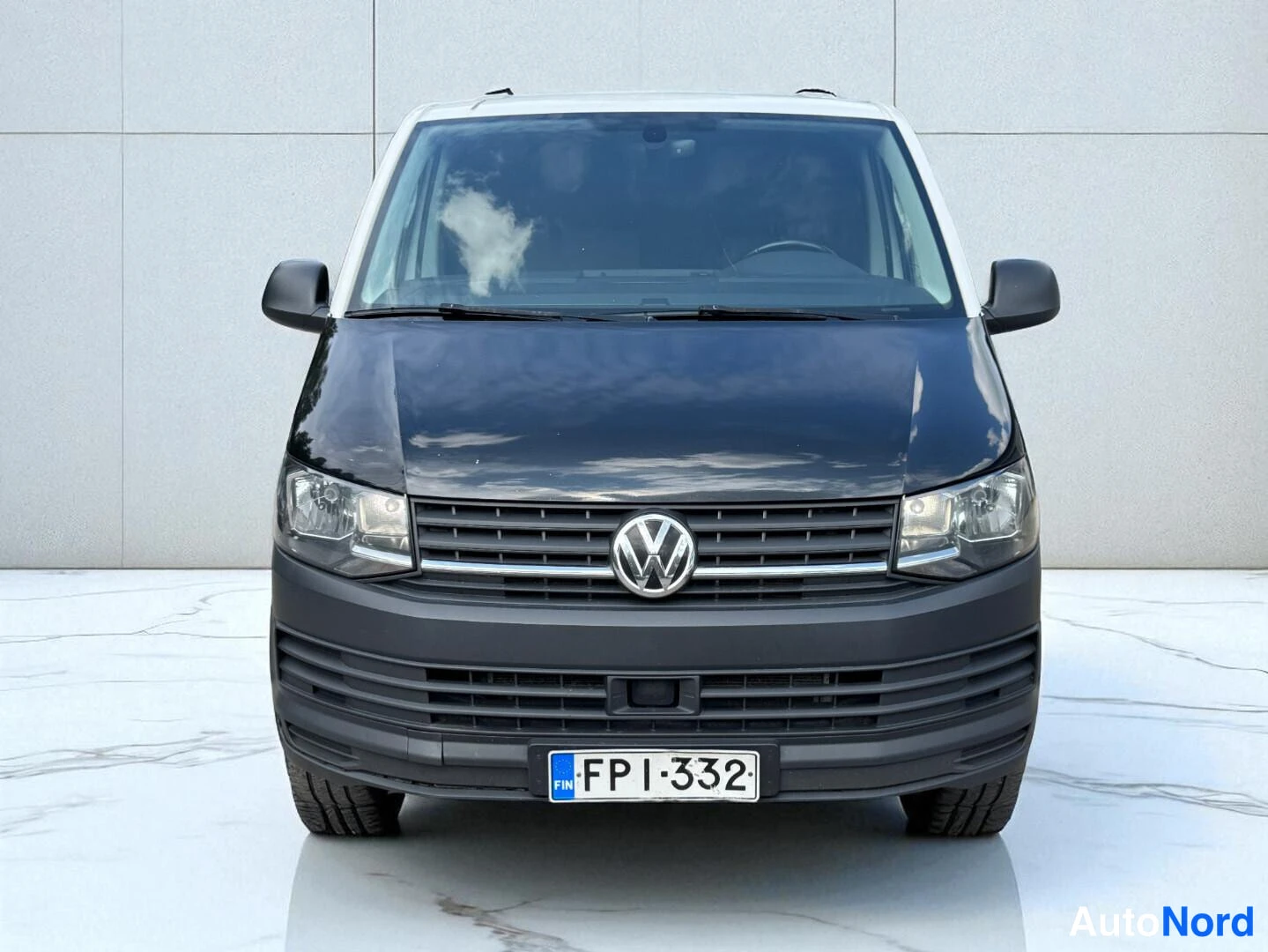 Valkoinen Volkswagen Transporter 2019, edestä, kuva 4