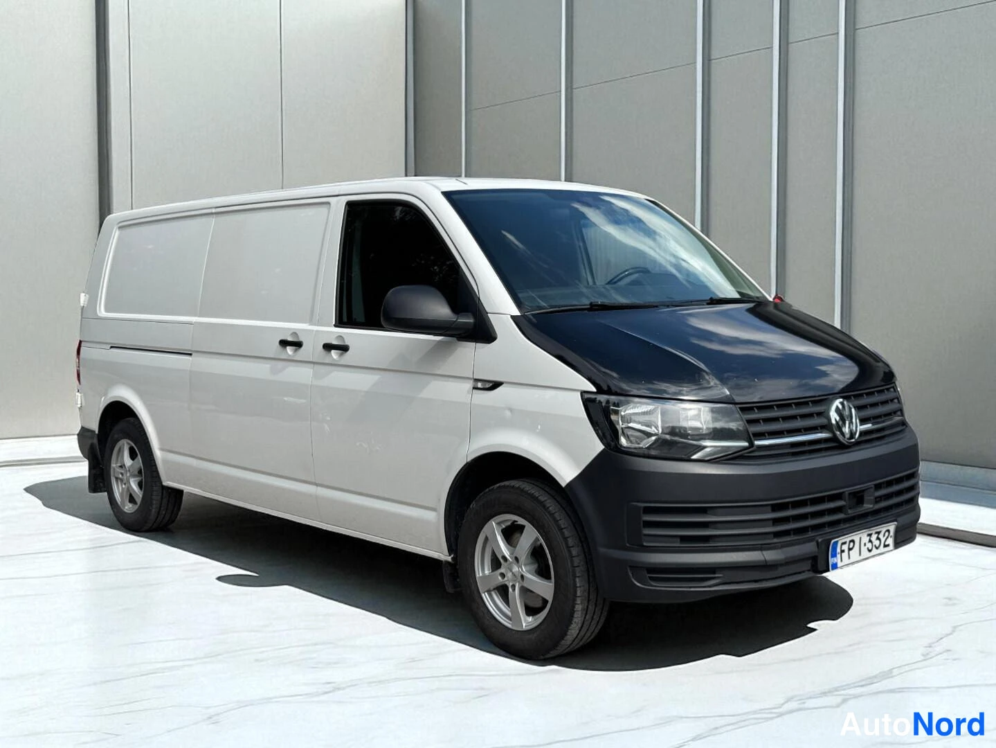 Valkoinen Volkswagen Transporter 2019, etuviisto, keula oikealle, kuva 2