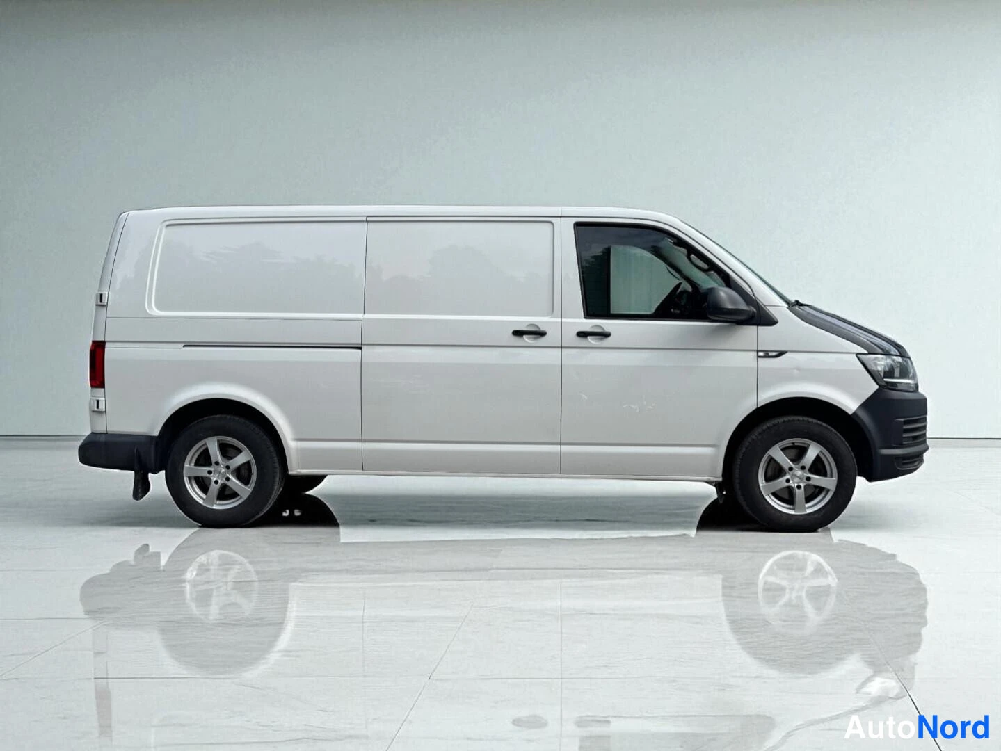 Valkoinen Volkswagen Transporter 2019, etuviisto, keula oikealle, kuva 3
