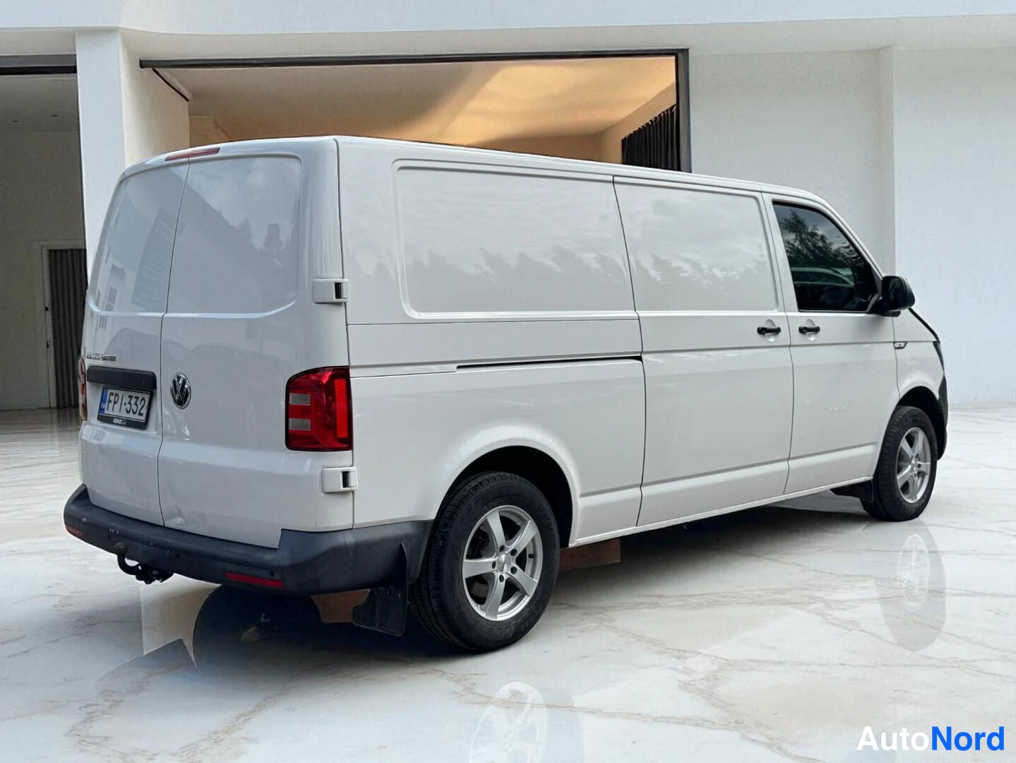Valkoinen Volkswagen Transporter 2019, takaviisto, kuva 7