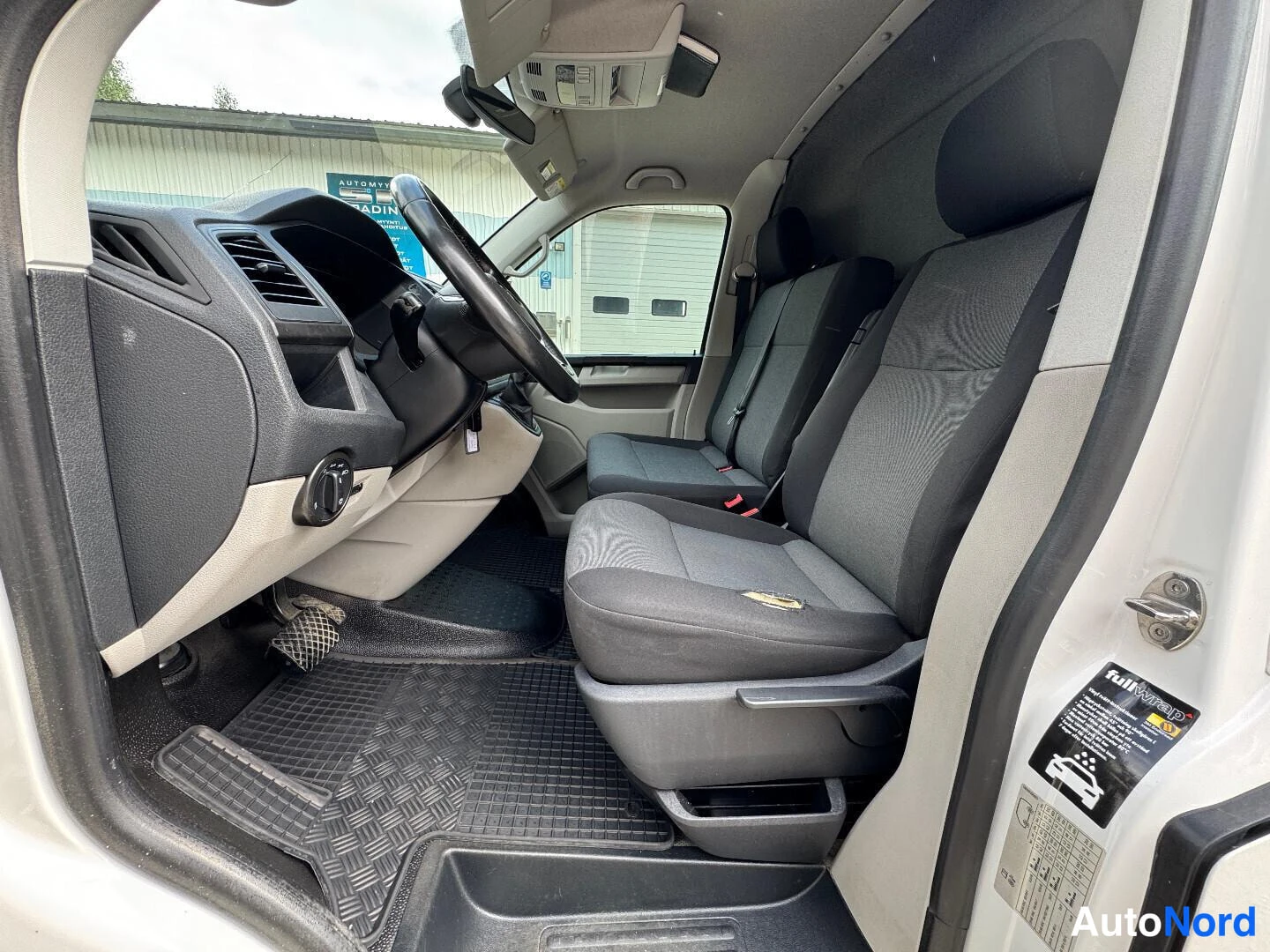 Valkoinen Volkswagen Transporter 2019, ohjaamo, kuva 13