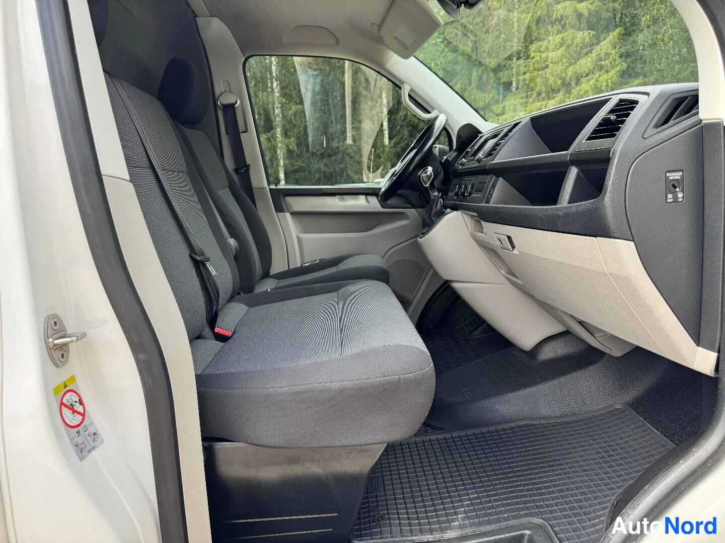 Valkoinen Volkswagen Transporter 2019, etuistuimet, kuva 14