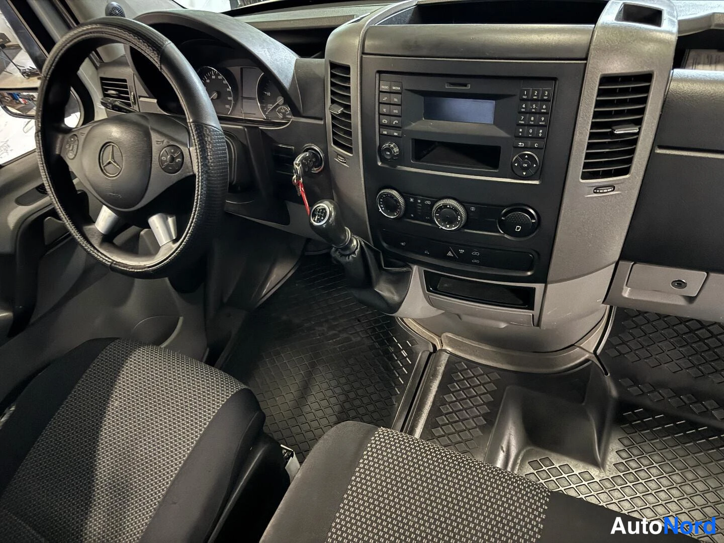 Valkoinen Mercedes-Benz Sprinter 2015, ohjaamo, kuva 11