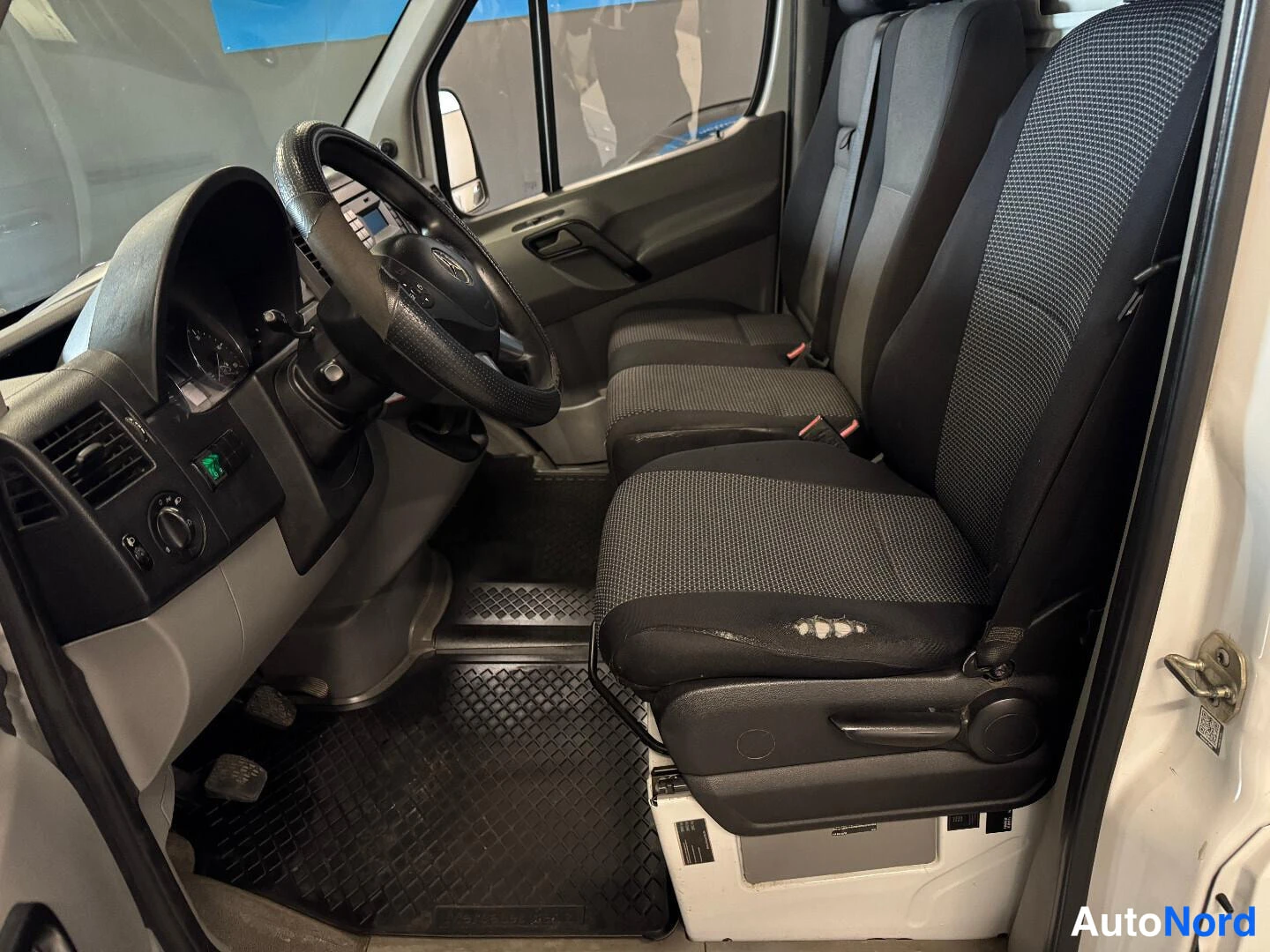Valkoinen Mercedes-Benz Sprinter 2015, ohjaamo, kuva 13