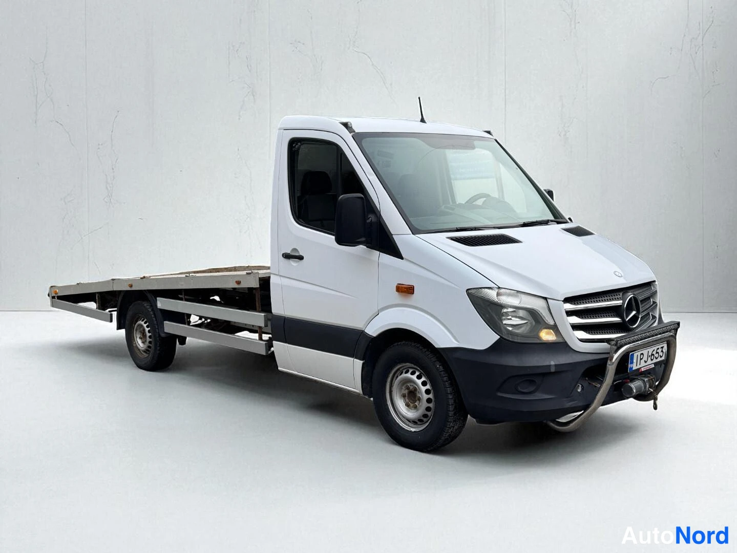 Valkoinen Mercedes-Benz Sprinter 2015, etuviisto, keula oikealle, kuva 2