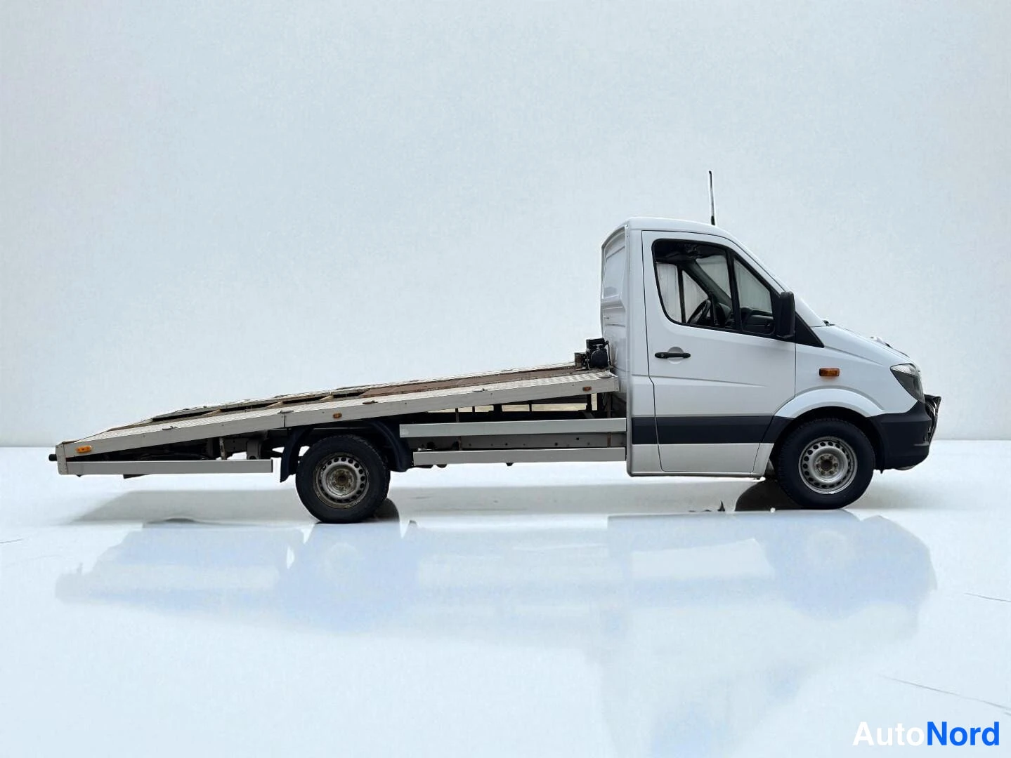 Valkoinen Mercedes-Benz Sprinter 2015, sivulta, kuva 6
