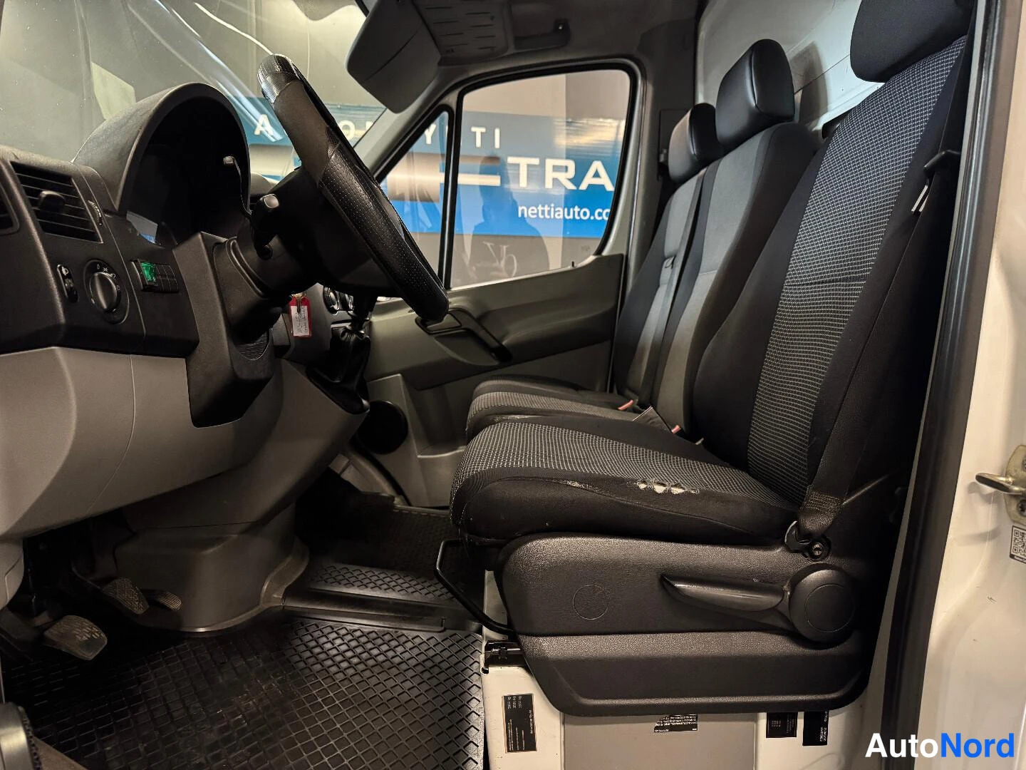 Valkoinen Mercedes-Benz Sprinter 2015, etuistuimet, kuva 15