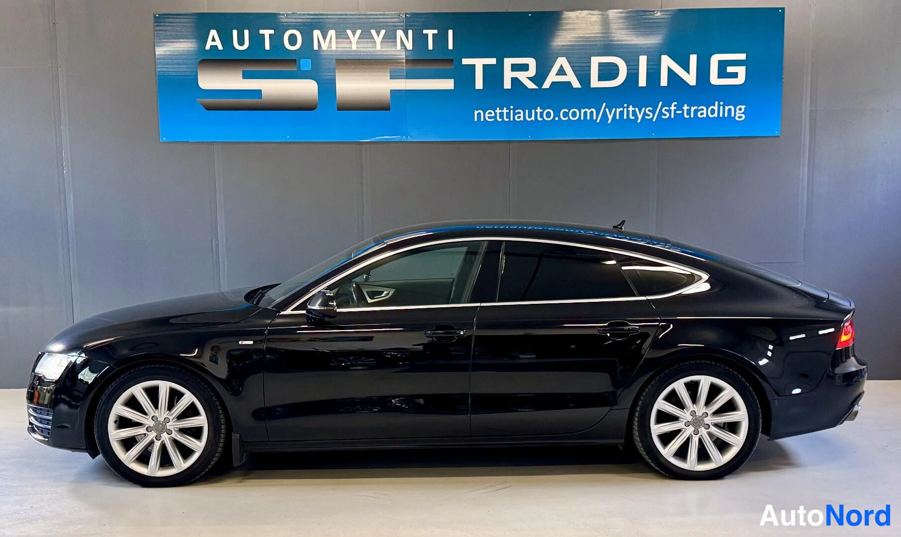 Musta Audi A7 2011, sivulta, kuva 4