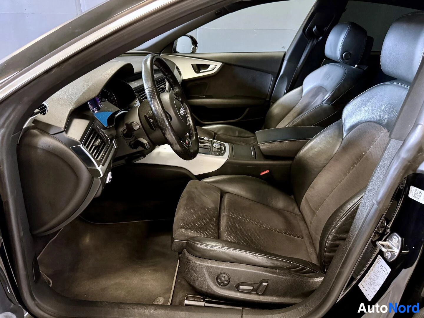 Musta Audi A7 2011, etuistuimet, kuva 11