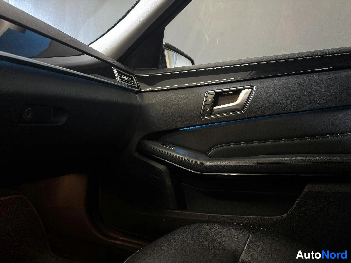 Musta Mercedes-Benz E 2014, kuva 17