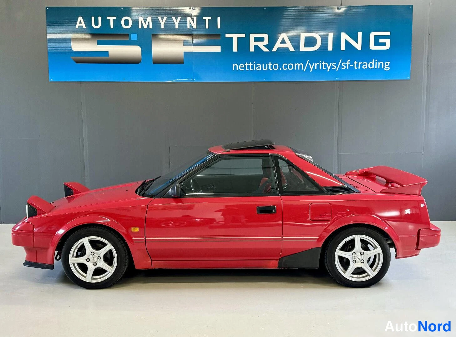 Punainen Toyota MR2 1986, kuva 6