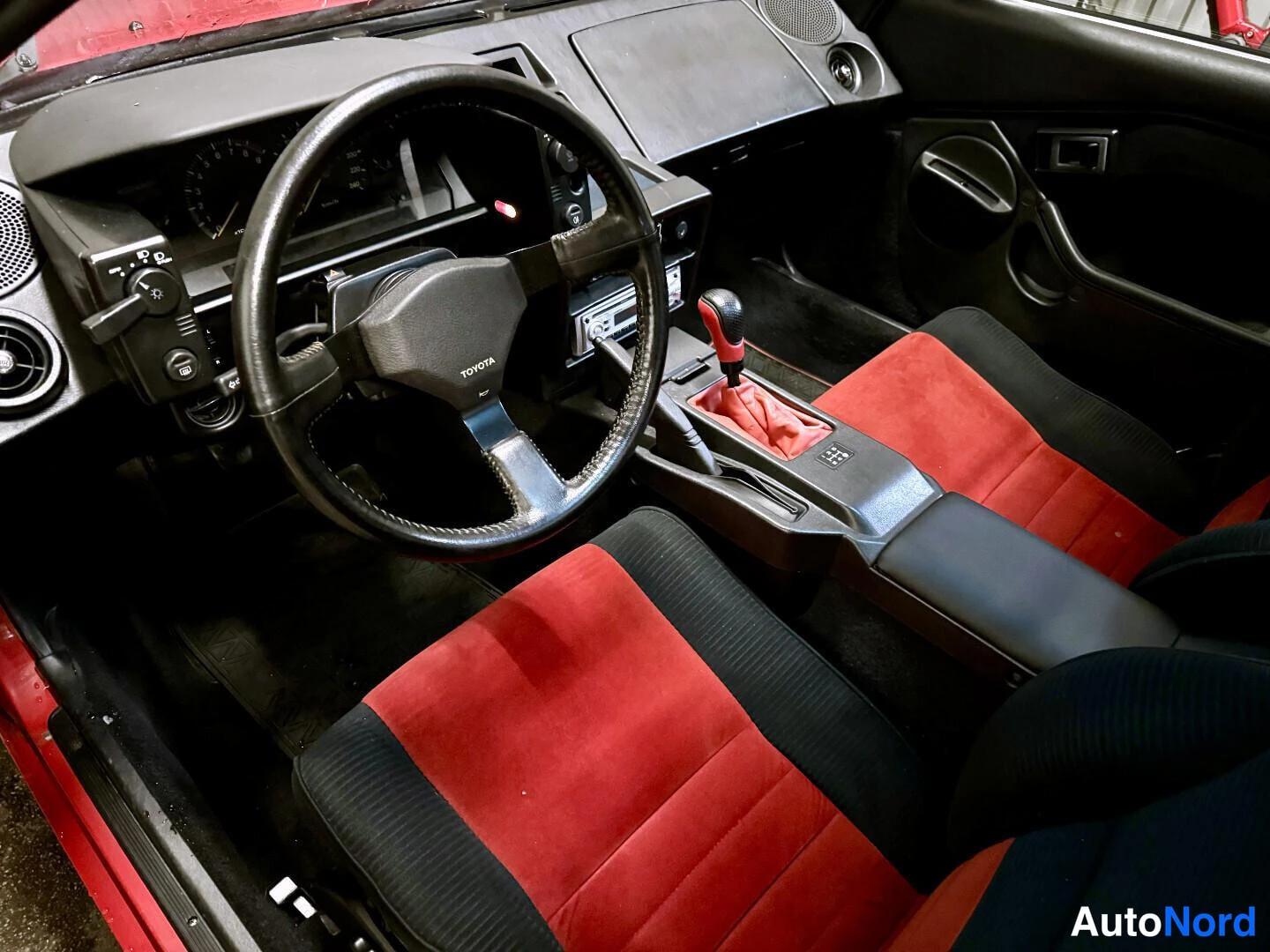 Punainen Toyota MR2 1986, kuva 13