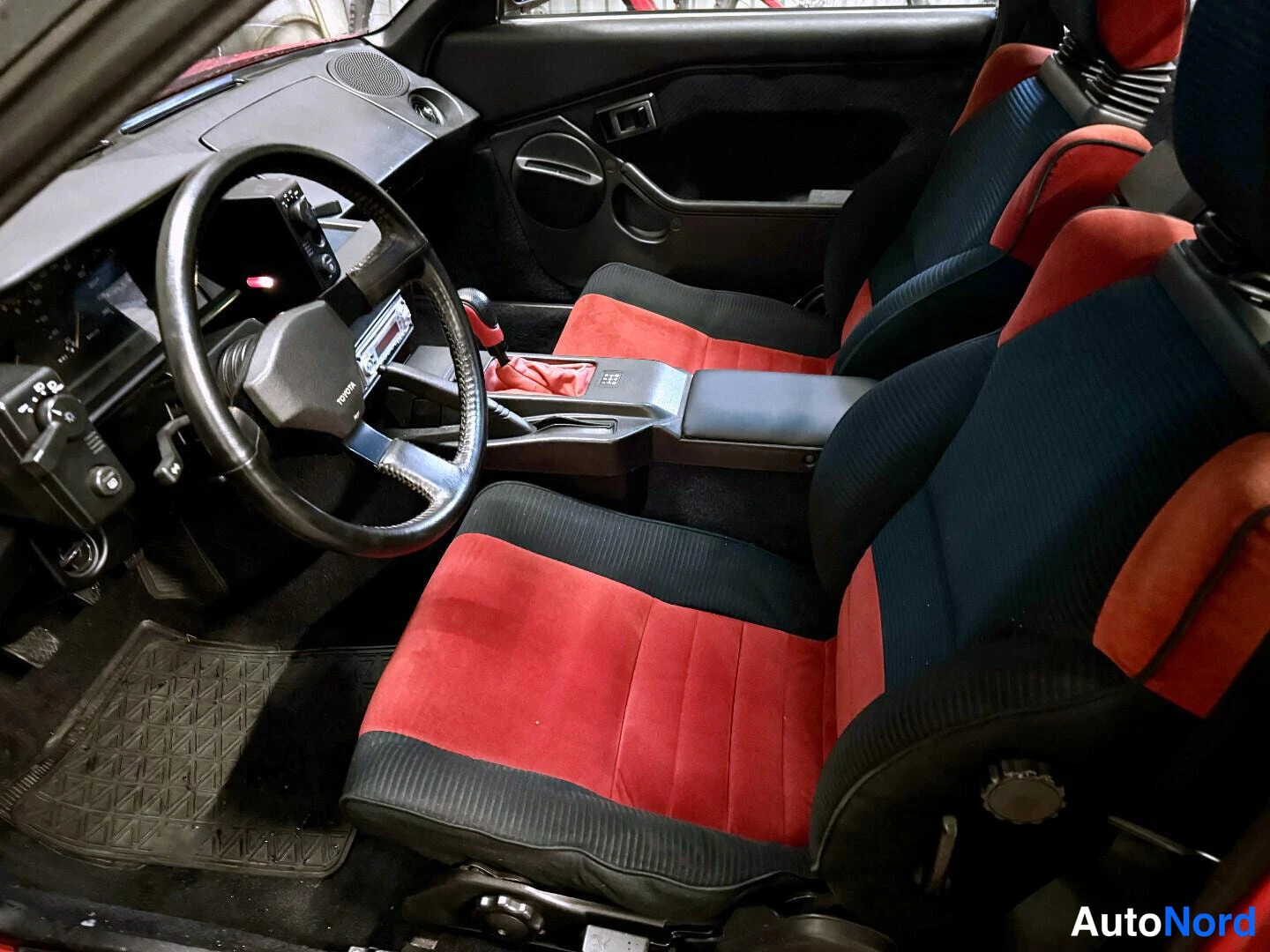 Punainen Toyota MR2 1986, kuva 10