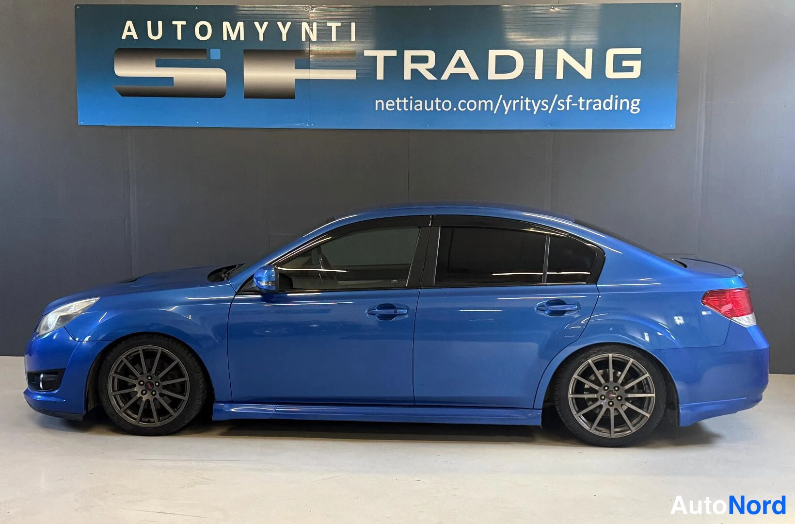 Sininen Subaru Legacy 2010, sivulta, kuva 4