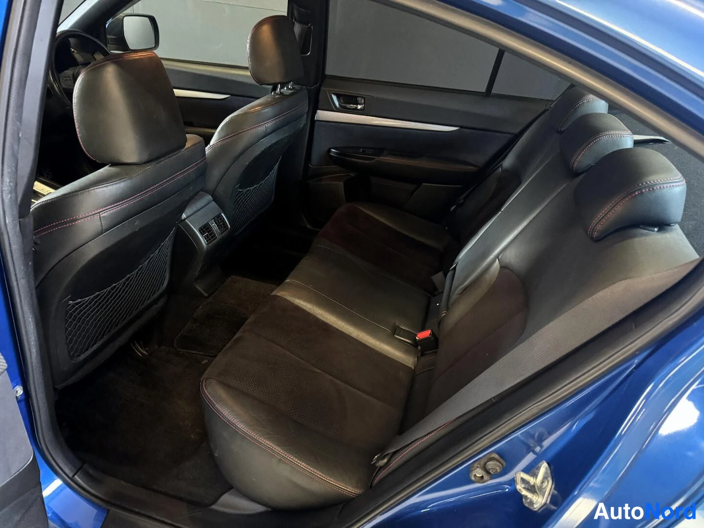 Sininen Subaru Legacy 2010, takaistuimet, kuva 11
