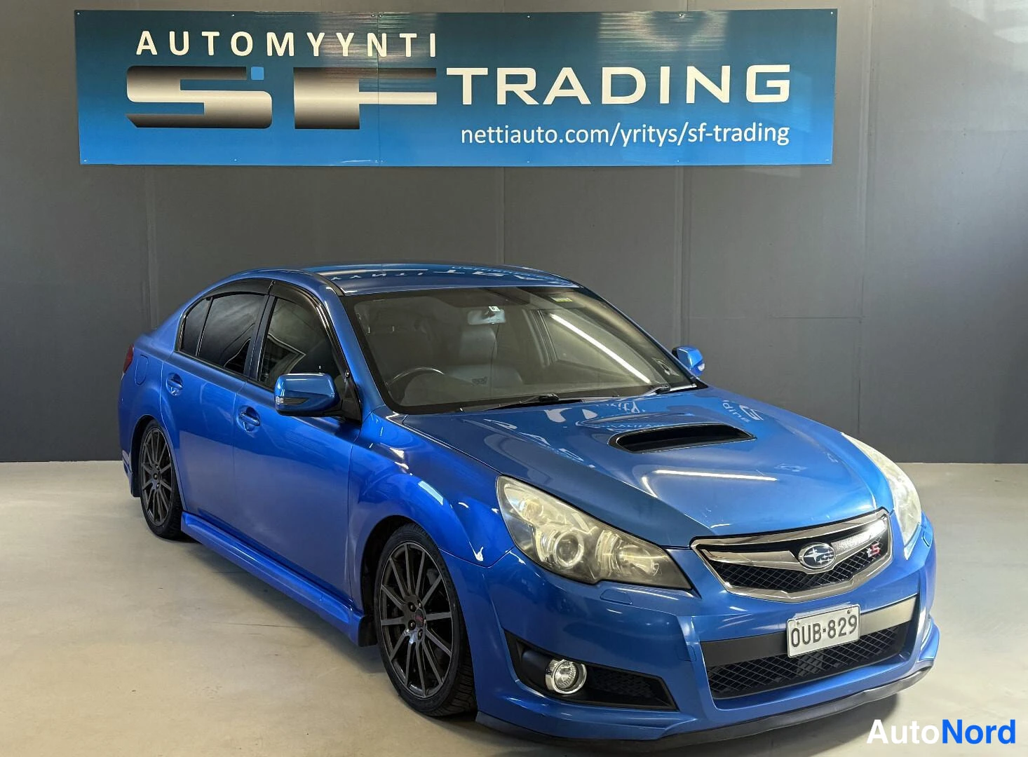 Sininen Subaru Legacy 2010, etuviisto, keula oikealle, kuva 2