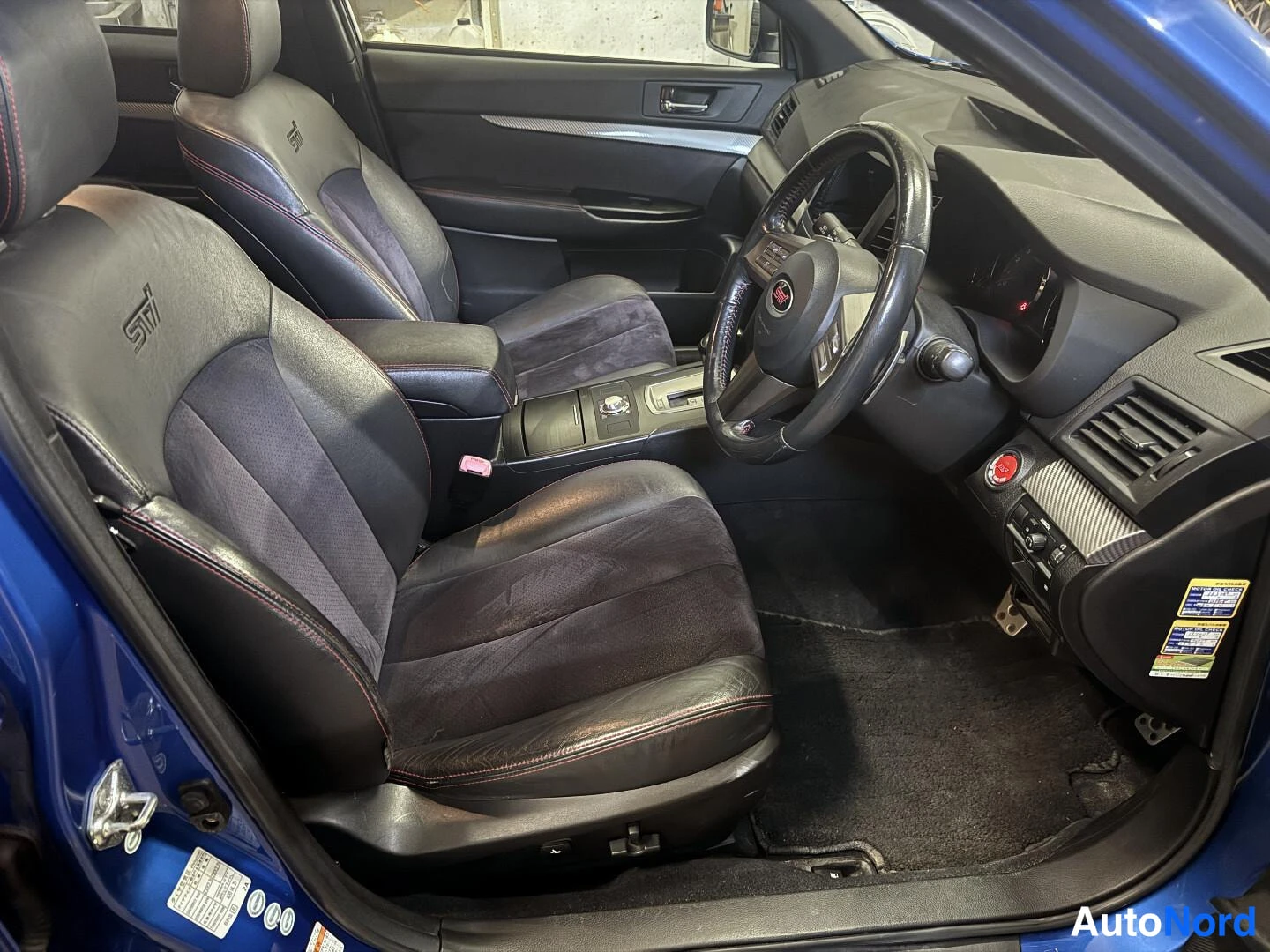 Sininen Subaru Legacy 2010, etuistuimet, kuva 10