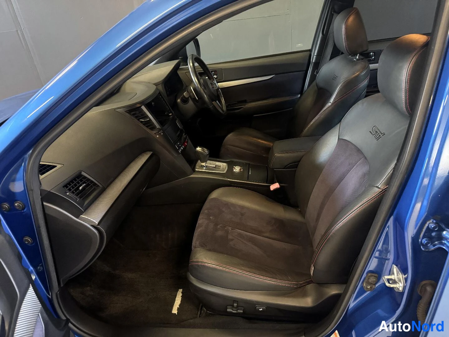 Sininen Subaru Legacy 2010, ohjaamo, kuva 8