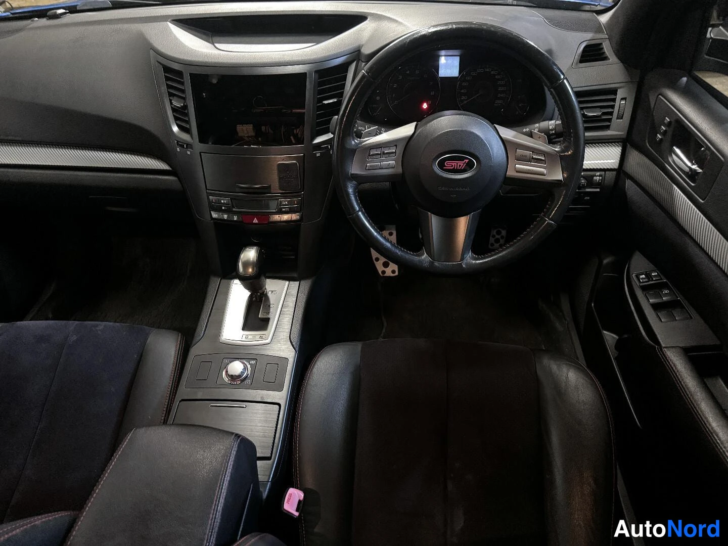 Sininen Subaru Legacy 2010, ohjaamo, kuva 9