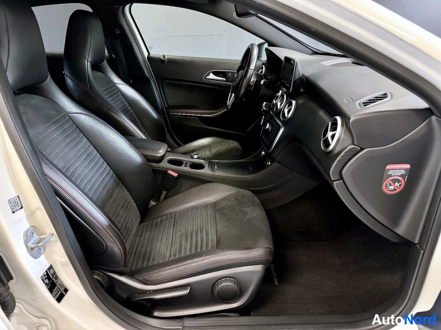 Valkoinen Mercedes-Benz A 2015, kuva 11