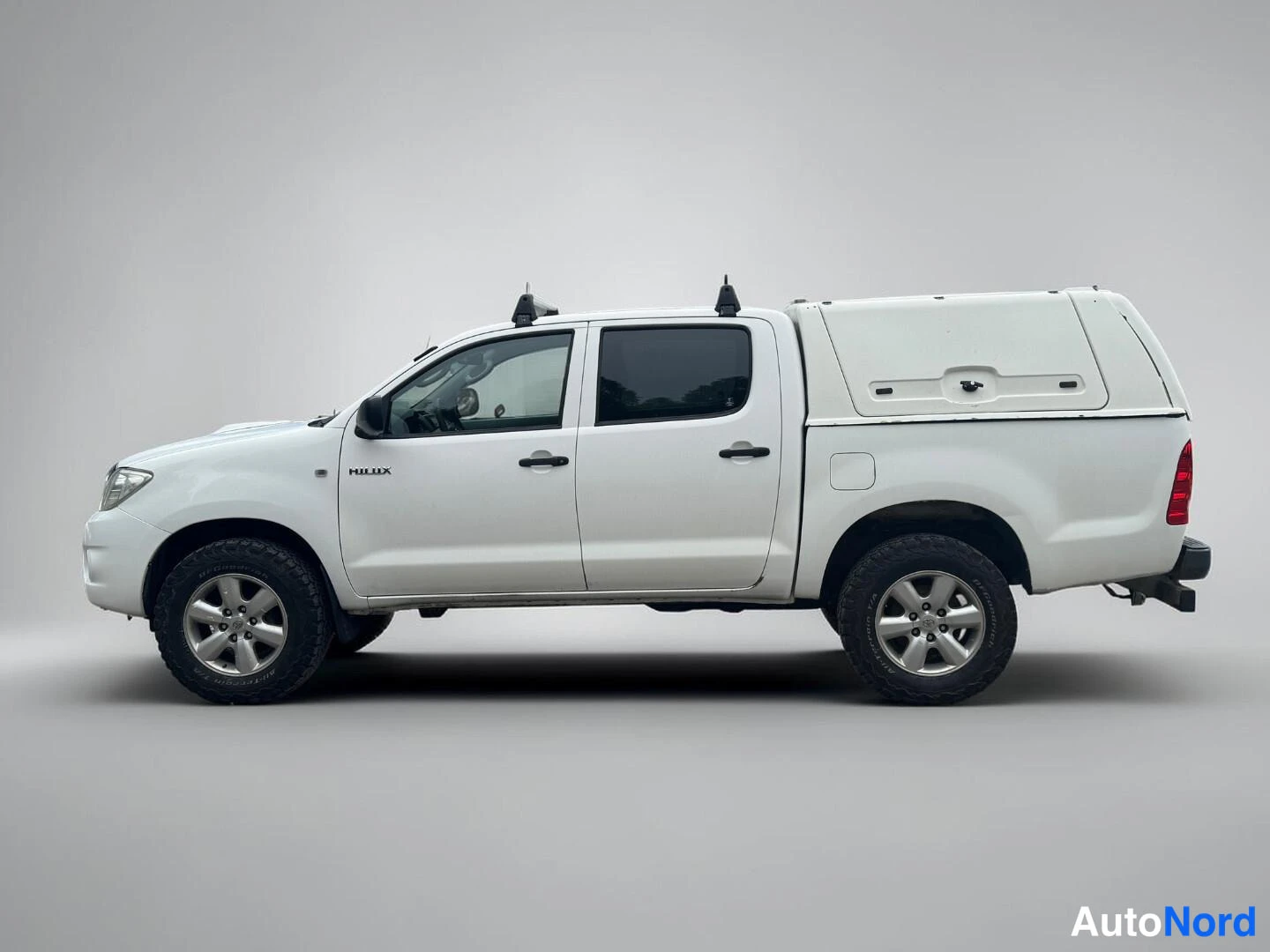 Valkoinen Toyota Hilux 2009, kuva 4