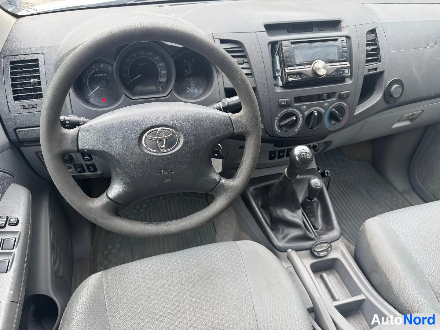 Valkoinen Toyota Hilux 2009, kuva 10