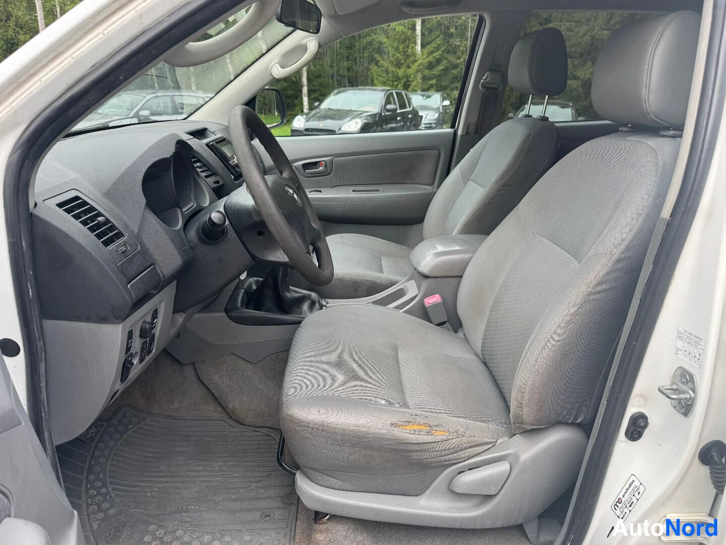 Valkoinen Toyota Hilux 2009, kuva 9
